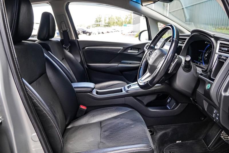 2016 Honda Shuttle Hybrid Z Leather / Cruise / Side Airbags / Rev Cam image 9