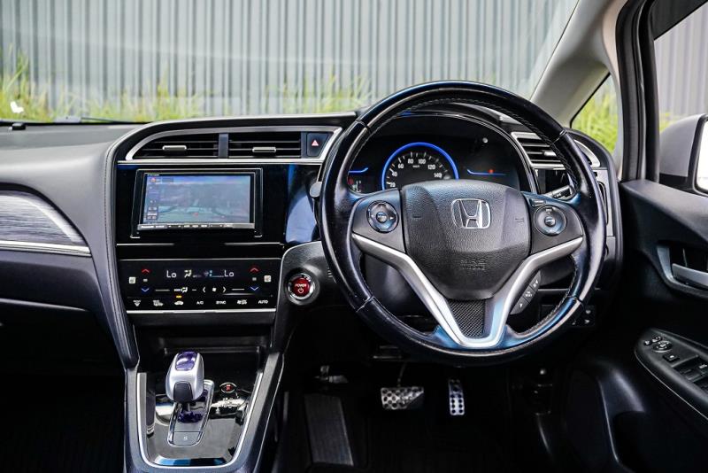 2016 Honda Shuttle Hybrid Z Leather / Cruise / Side Airbags / Rev Cam image 10