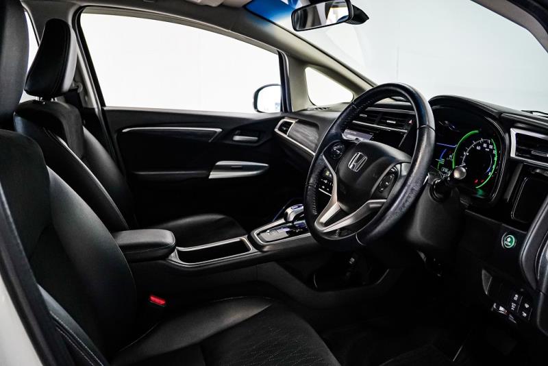 2015 Honda Shuttle Z Leather / Cruise / Alloys & Kit /  Rev Cam image 9