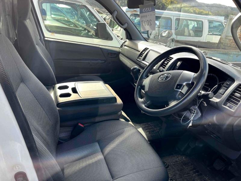 2019 Toyota Hiace ZL 5 Door Petrol 5 Speed Manual / Low KMs image 5