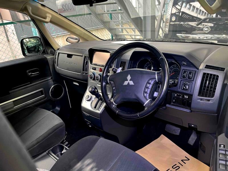 2011 Mitsubishi Delica D:5 4WD 8 Seater Sun Roof / Cruise / BLK Trim image 3