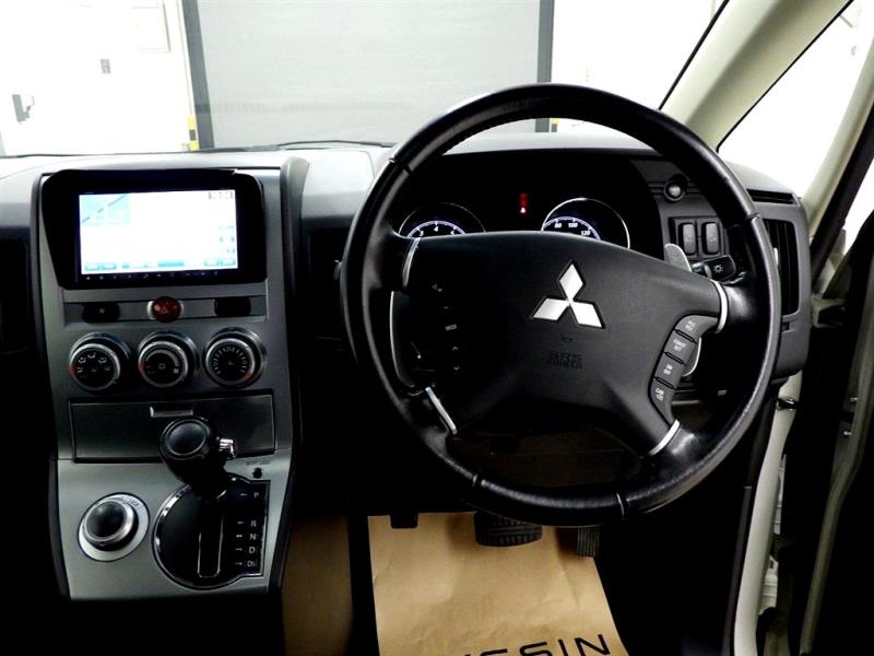 2011 Mitsubishi Delica D:5 4WD 8 Seater Sun Roof / Cruise / BLK Trim image 4