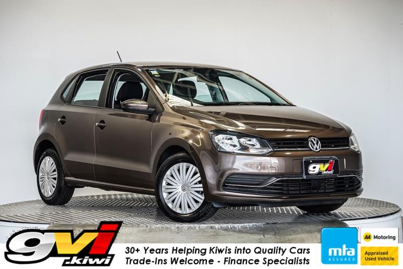 Cars & Vehicles  Cars : 2015 Volkswagen Polo Tsi Comfortline 33kms / Facelift /