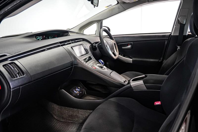 2013 Toyota Prius S Touring Hybird EV Mode / BLK Trim / Rev Cam image 11