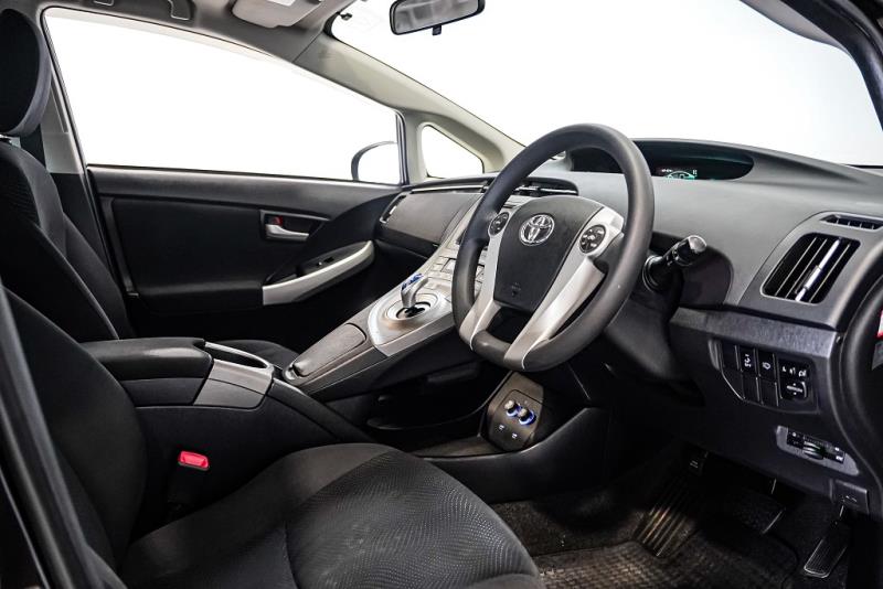 2013 Toyota Prius S Touring Hybird EV Mode / BLK Trim / Rev Cam image 9