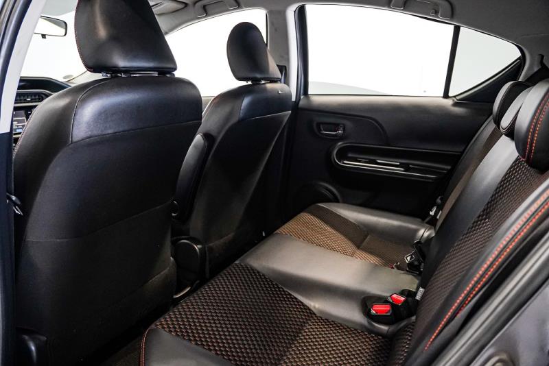 2015 Toyota Aqua Crossover Hybrid Leather / EV Mode / Rev Cam image 13