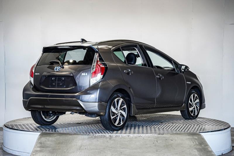2015 Toyota Aqua Crossover Hybrid Leather / EV Mode / Rev Cam image 5