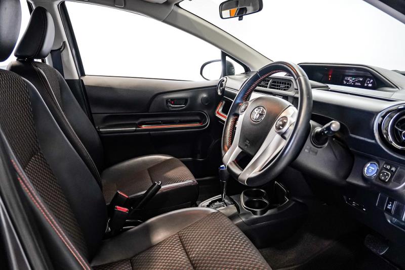 2015 Toyota Aqua Crossover Hybrid Leather / EV Mode / Rev Cam image 9