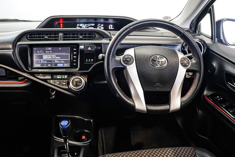 2015 Toyota Aqua Crossover Hybrid Leather / EV Mode / Rev Cam image 10