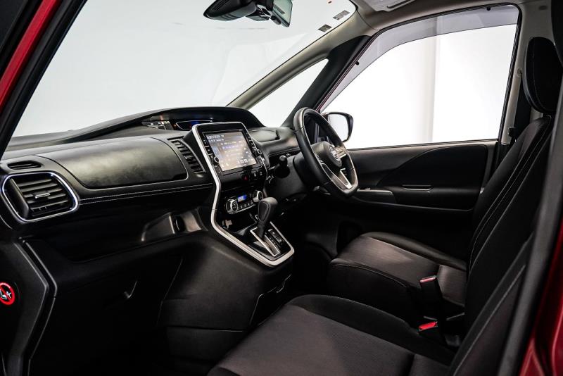 2018 Nissan Serena Hybrid 8 Seater Pro Pilot / 360 View / Cruise / Power Doors image 11