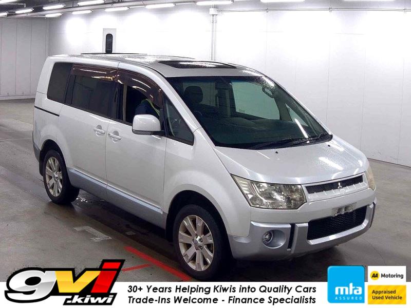 Cars & Vehicles  Cars : 2011 Mitsubishi Delica Spacegear 4WD 8 Seater / Sun Roof / BLK Trim / Cruise