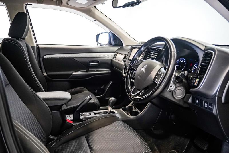 2016 Mitsubishi Outlander 7 Seater 4WD Facelift / Cruise / LDW & FCM / Rev Cam image 8