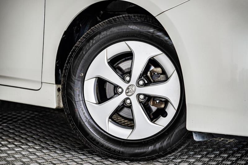 2012 Toyota Prius S Hybrid EV Mode / Rev Cam / BLK Trim image 7