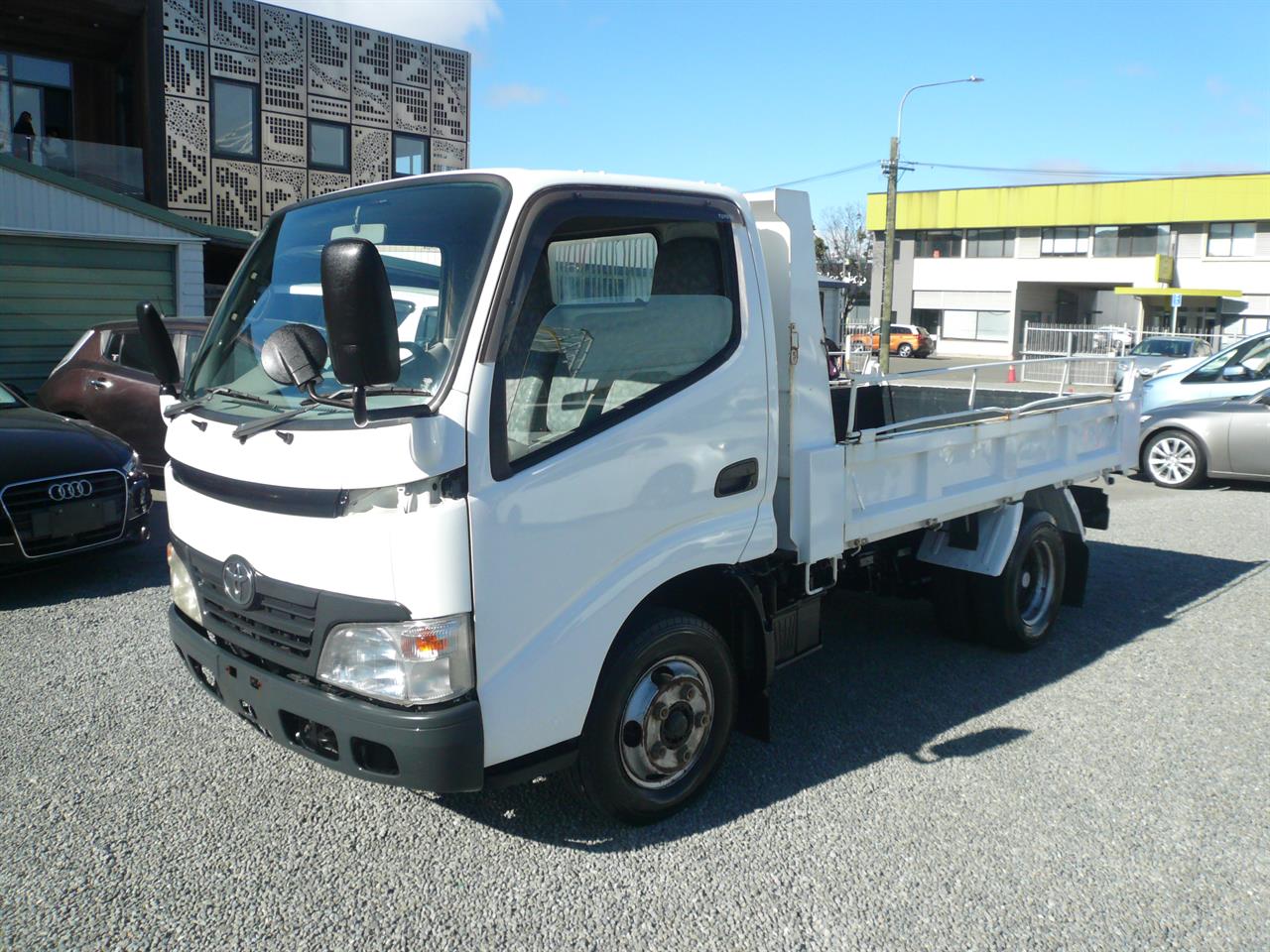 Cars & Vehicles  Heavy Vehicles : 2006 Toyota Dyna tip truck