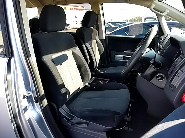 2009 Mitsubishi Delica D5, 4WD, 8 SEATS, DARK TRIM, ALLOYS, CRUISE, ELEC DOOR image 6