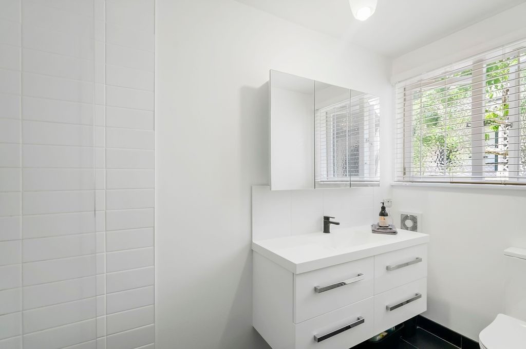 Newly Refurbished Central Parnell Fully Furnished Apartment in Gated Complex image 11