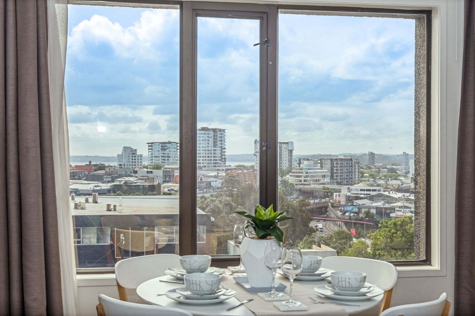 City Fringe - Fully Furnished with Panoramic Views image 1
