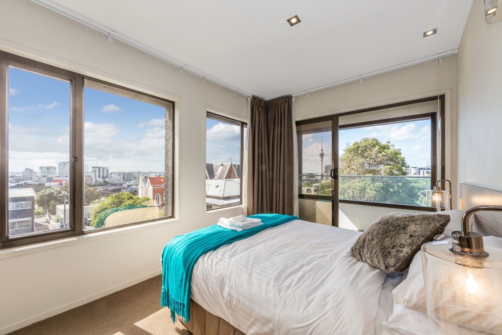 City Fringe - Fully Furnished with Panoramic Views image 9