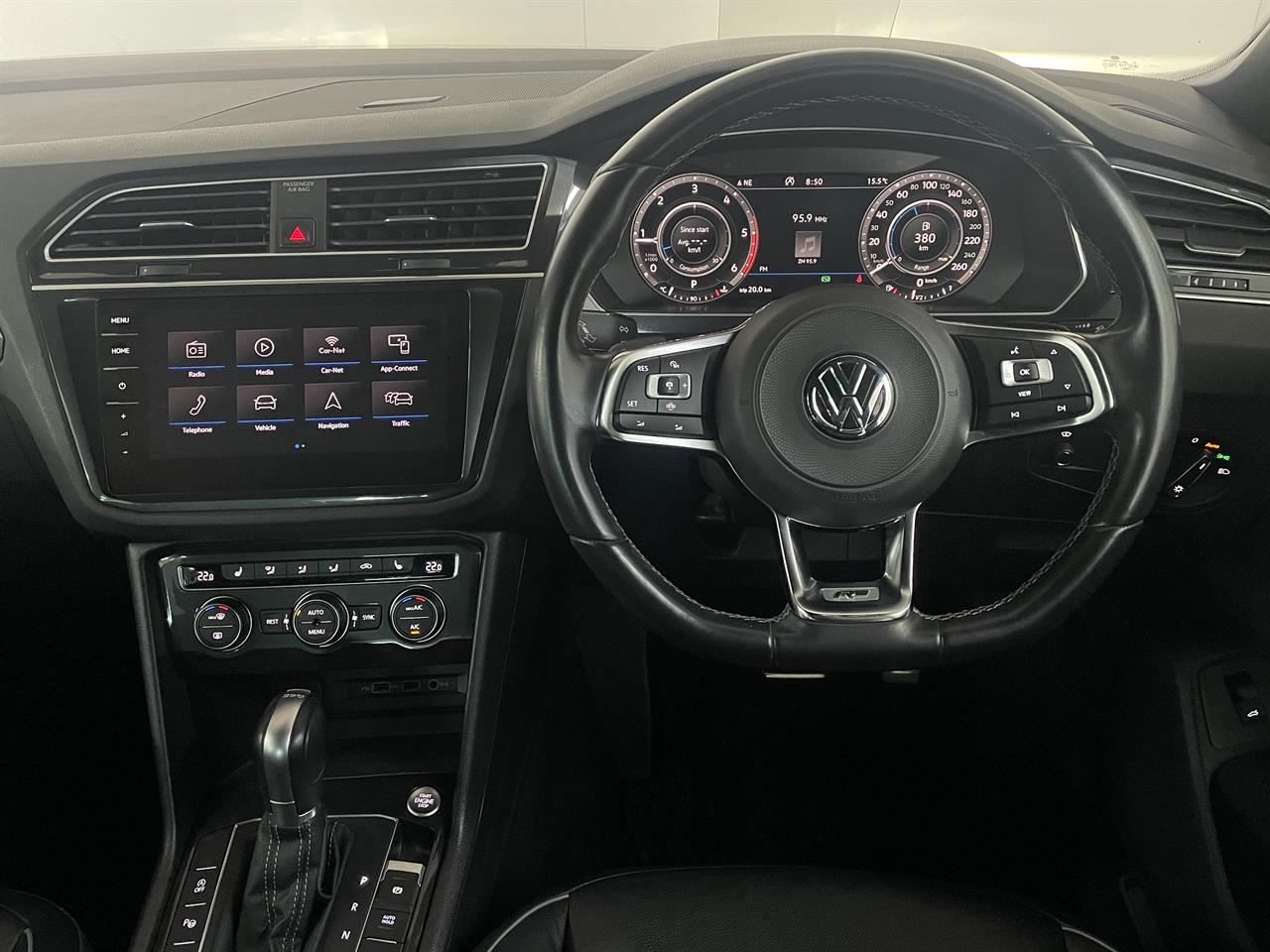 2018 Volkswagen Tiguan 2.0L TDi 4Motion R-Line image 11