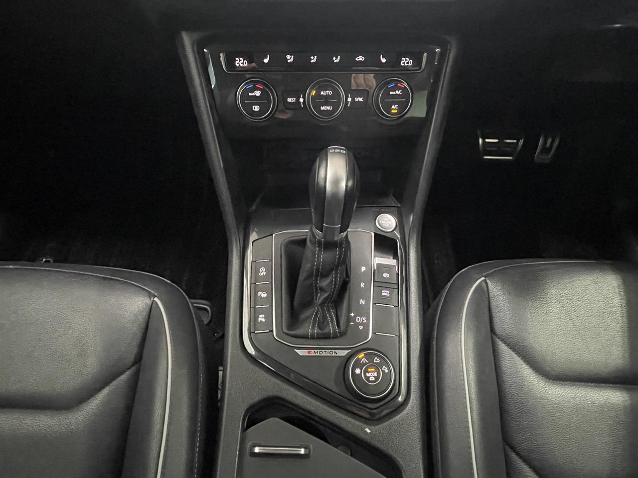2018 Volkswagen Tiguan 2.0L TDi 4Motion R-Line image 12