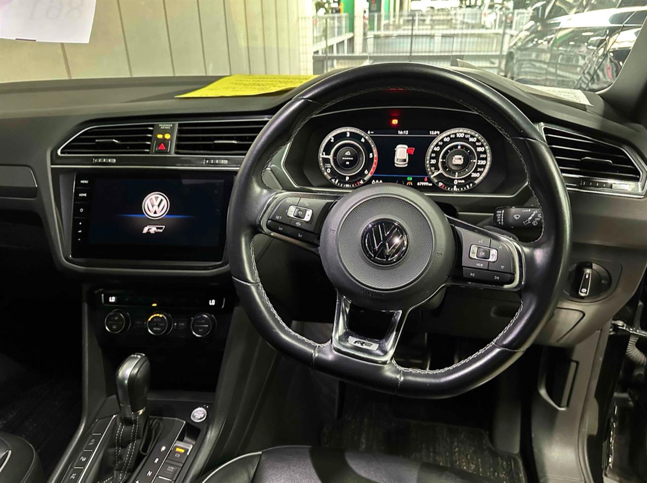 2018 Volkswagen Tiguan 2.0L TDi 4Motion R-Line image 8