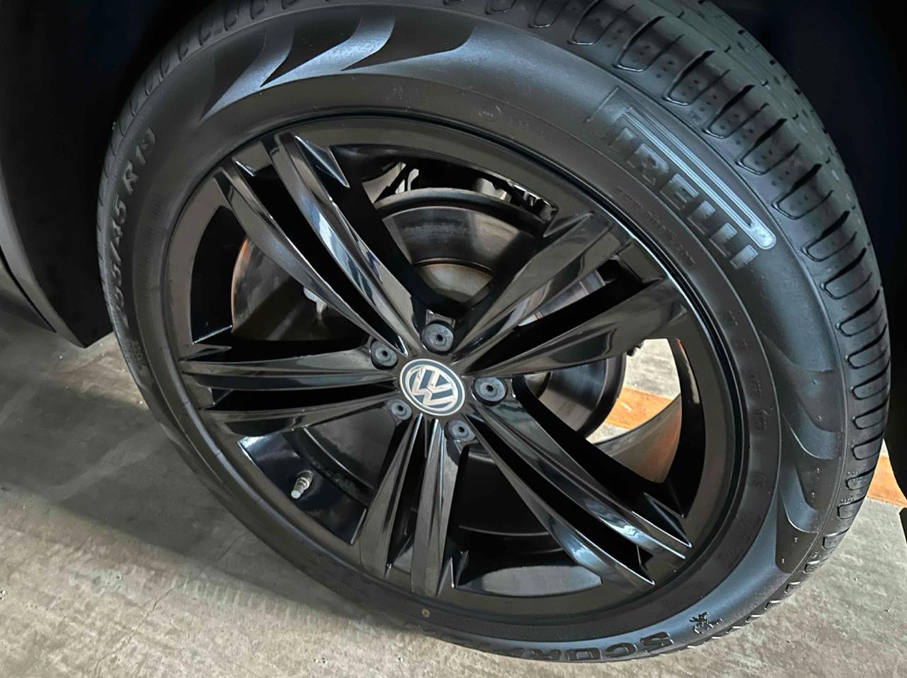 2018 Volkswagen Tiguan 2.0L TDi 4Motion R-Line image 9
