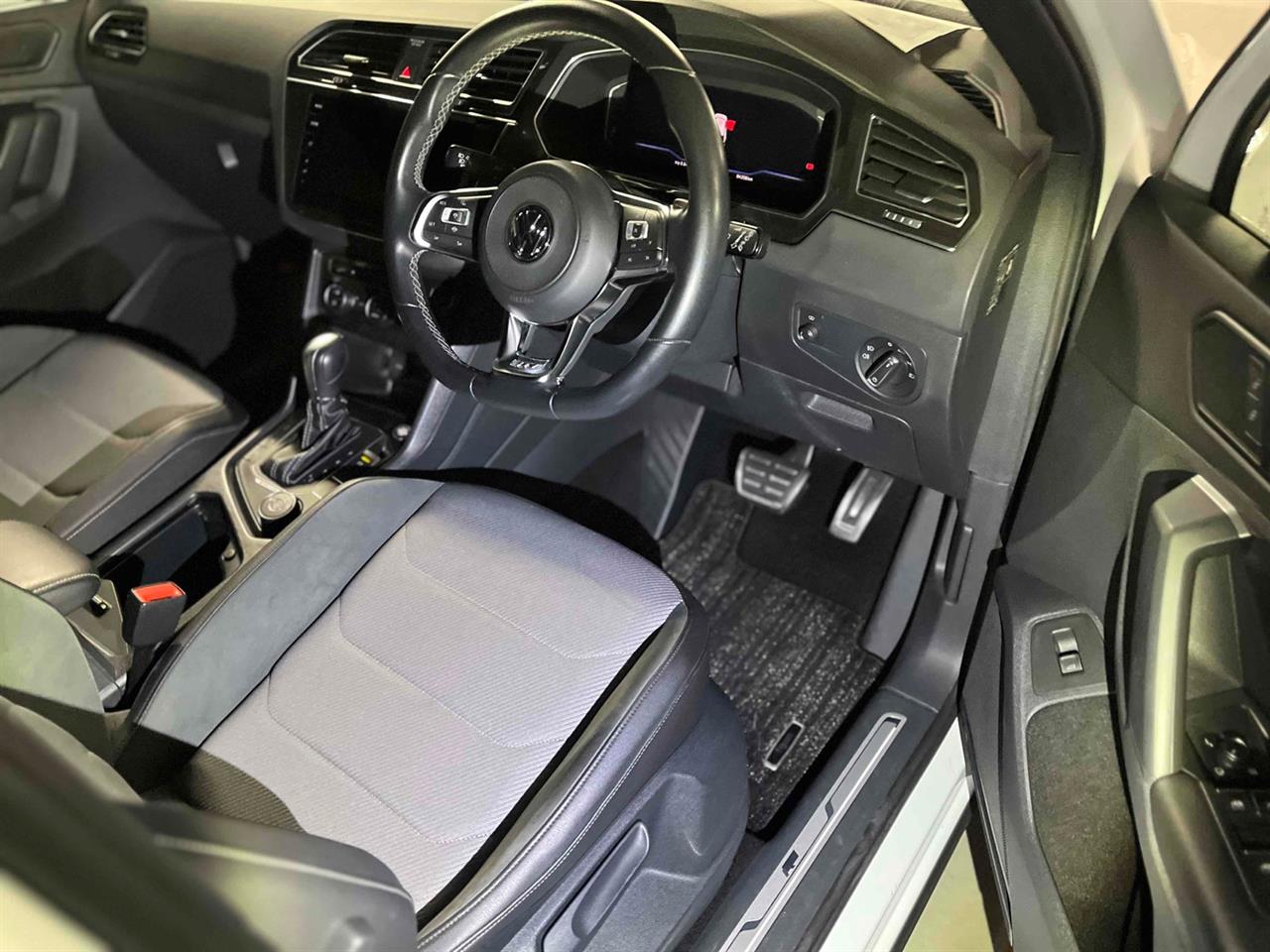 2019 Volkswagen Tiguan 2.0L TDi 4Motion R-Line image 5