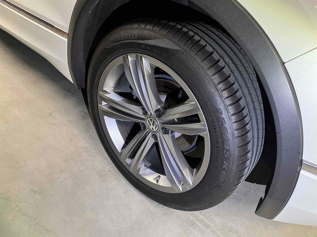 2019 Volkswagen Tiguan 2.0L TDi 4Motion R-Line image 10