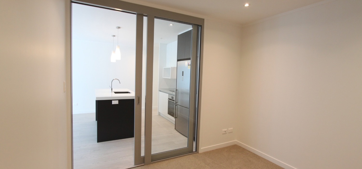Unfurnished 2 QUEEN BEDROOM  Apartment @Sugartree with a  tandem Carpark image 5