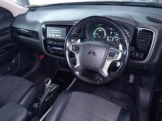 2016 Mitsubishi Outlander PHEV image 2