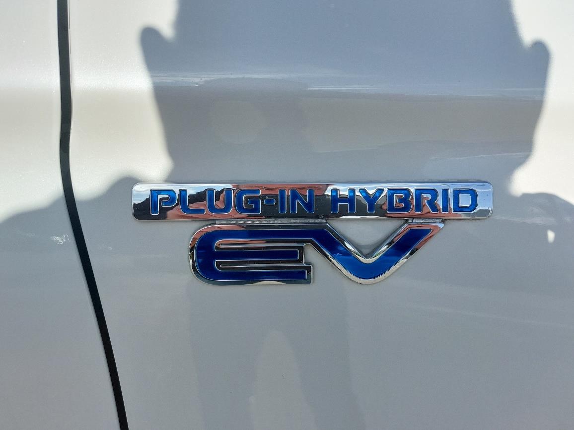 2014 Mitsubishi Outlander PHEV image 3
