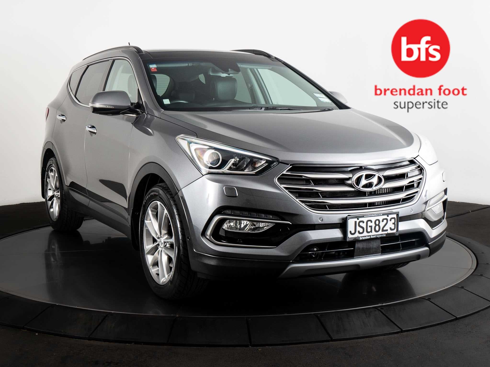 2016 Hyundai Santa Fe image 1