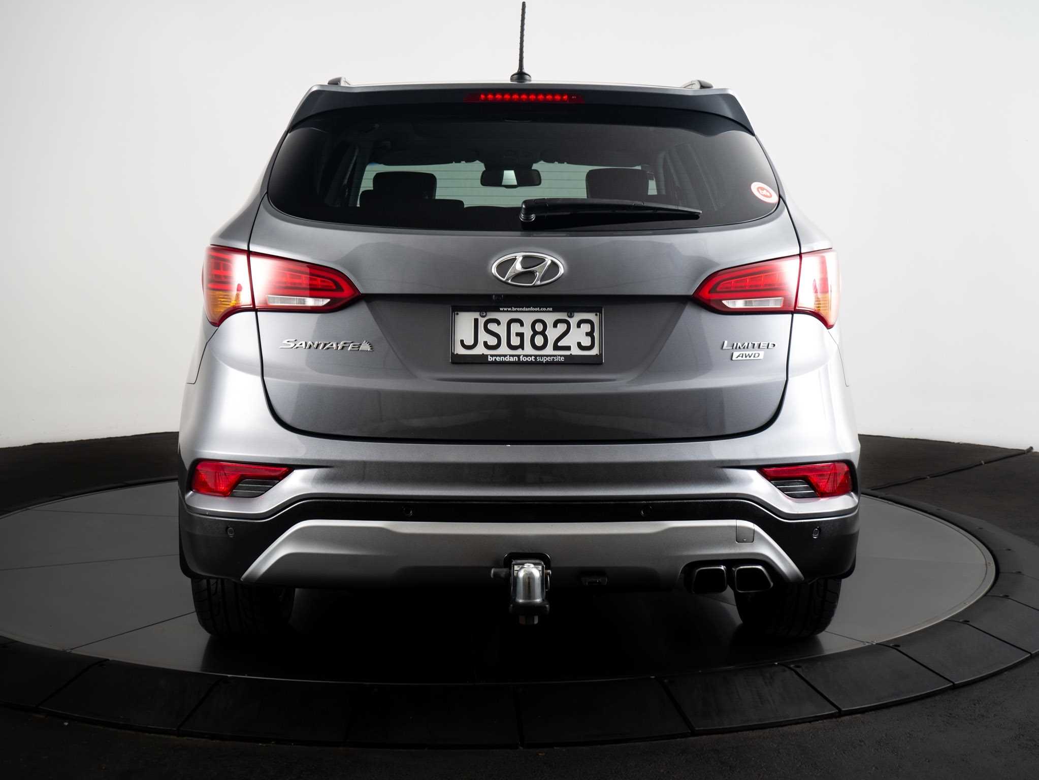 2016 Hyundai Santa Fe image 2