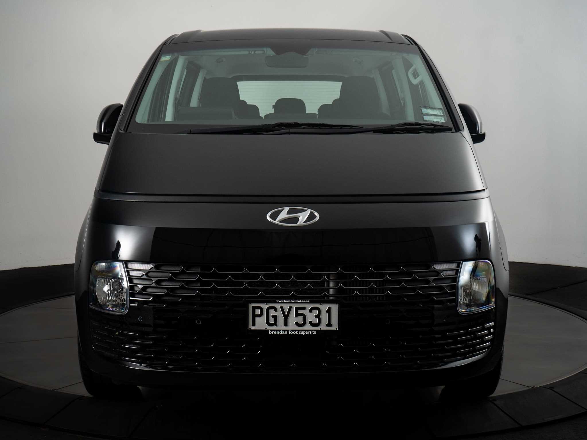2022 Hyundai Staria image 2