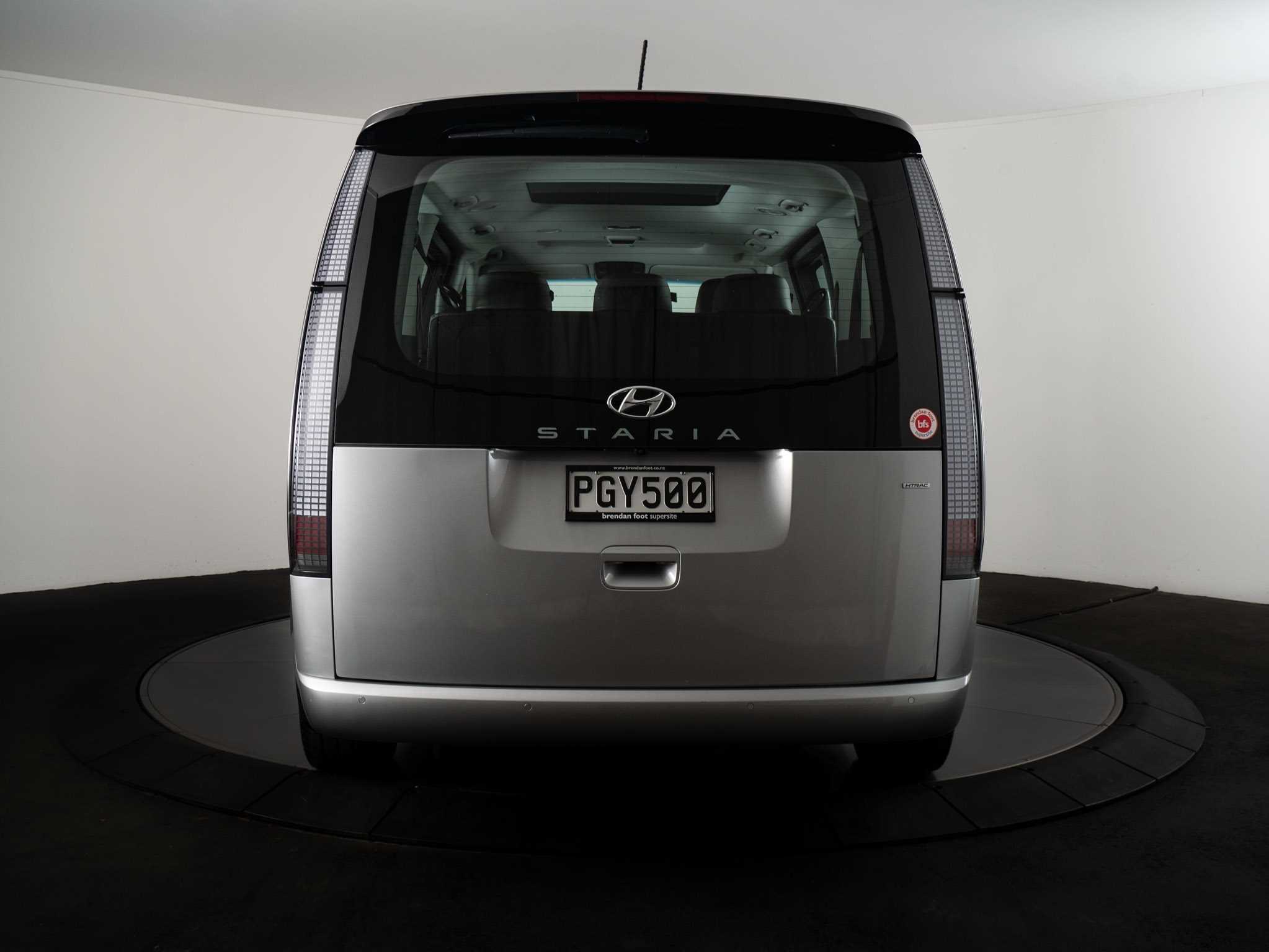 2022 Hyundai Staria image 2
