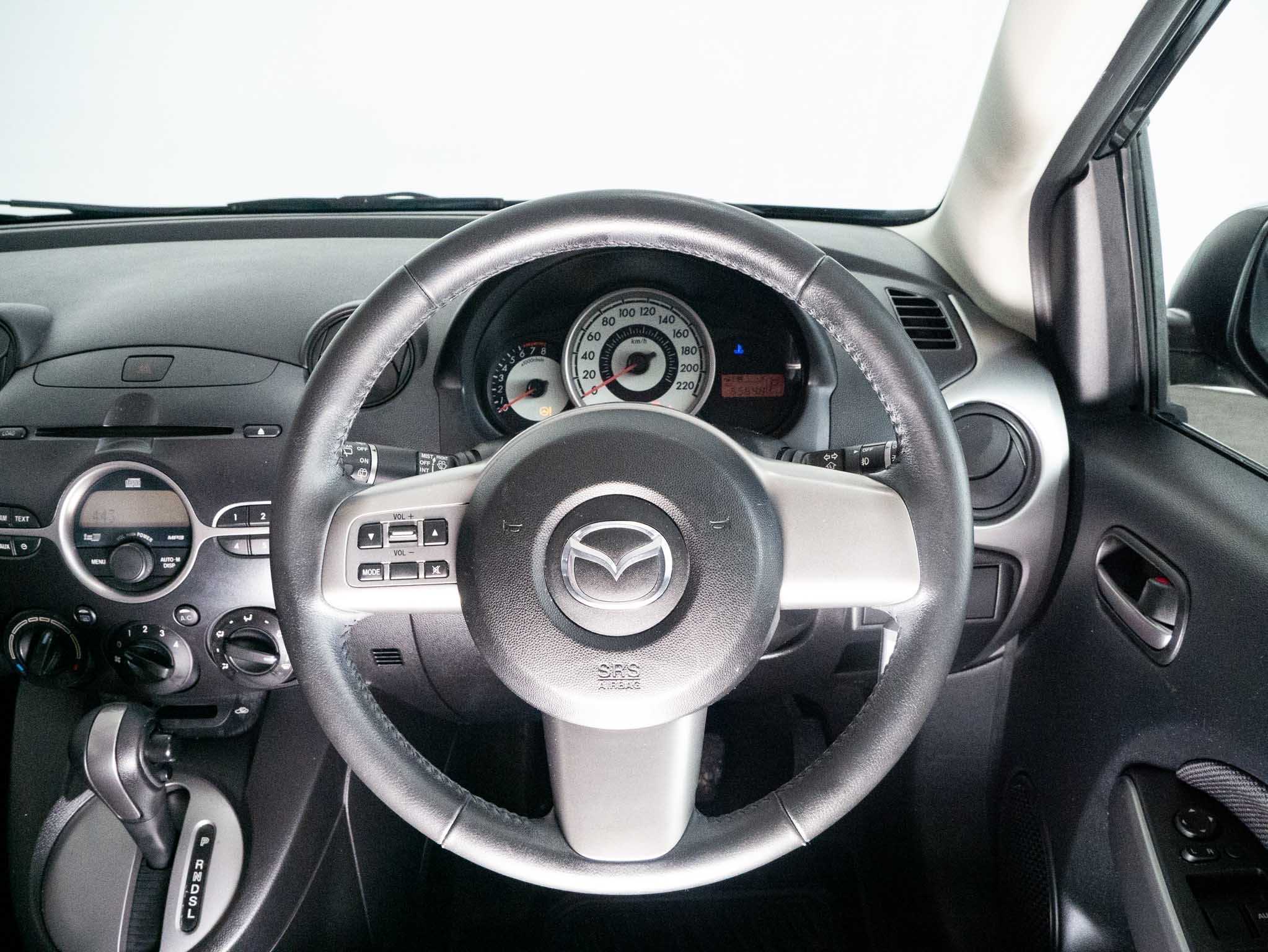 2010 Mazda 2 image 12