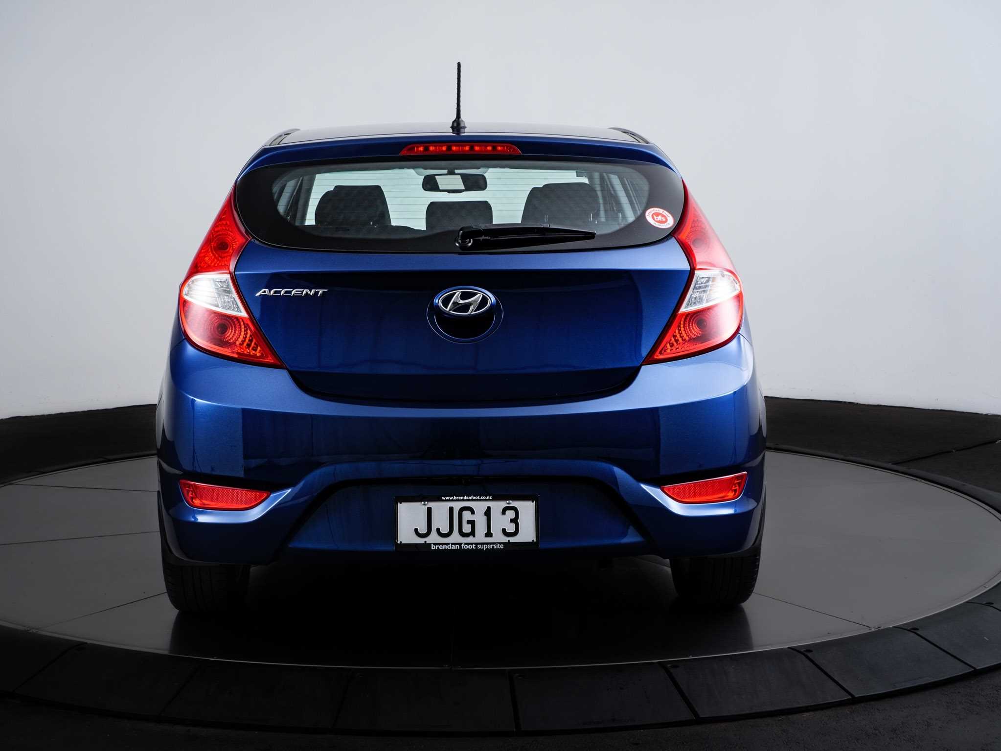 2015 Hyundai Accent image 2
