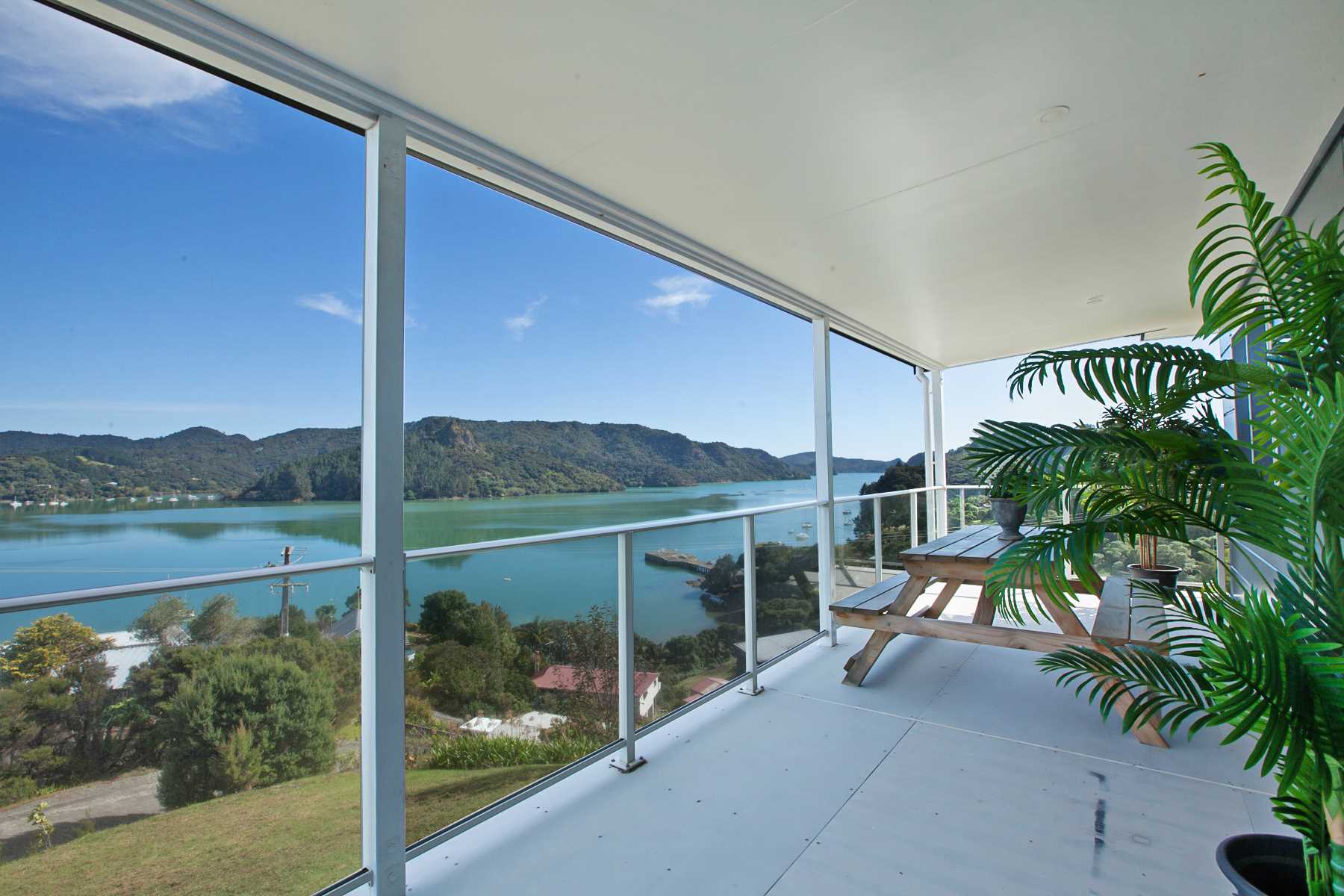 NEAR-NEW WITH SWEEPING HARBOUR VIEWS image 4