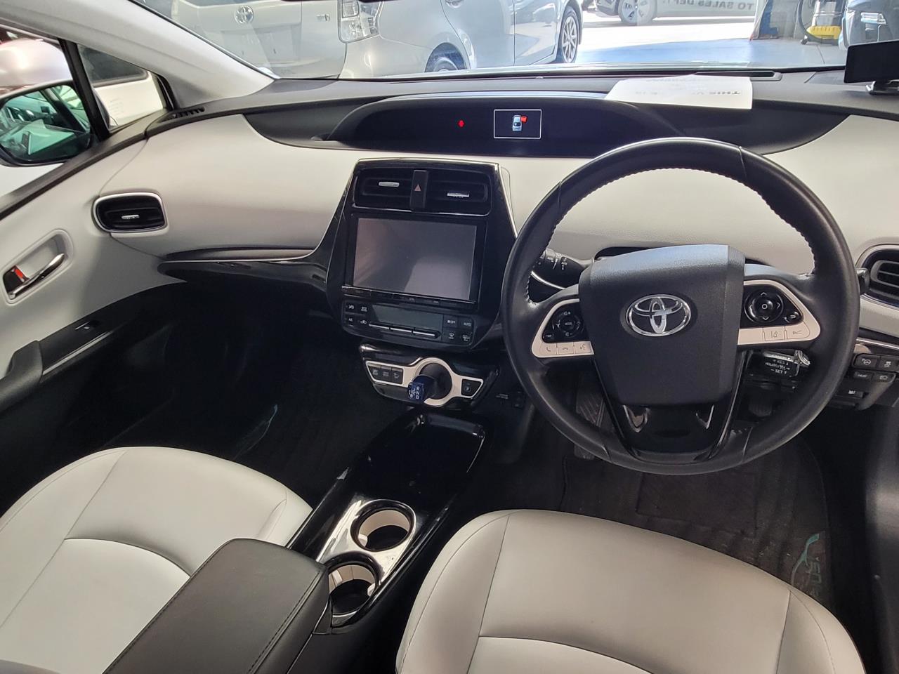 2016 Toyota Prius image 8
