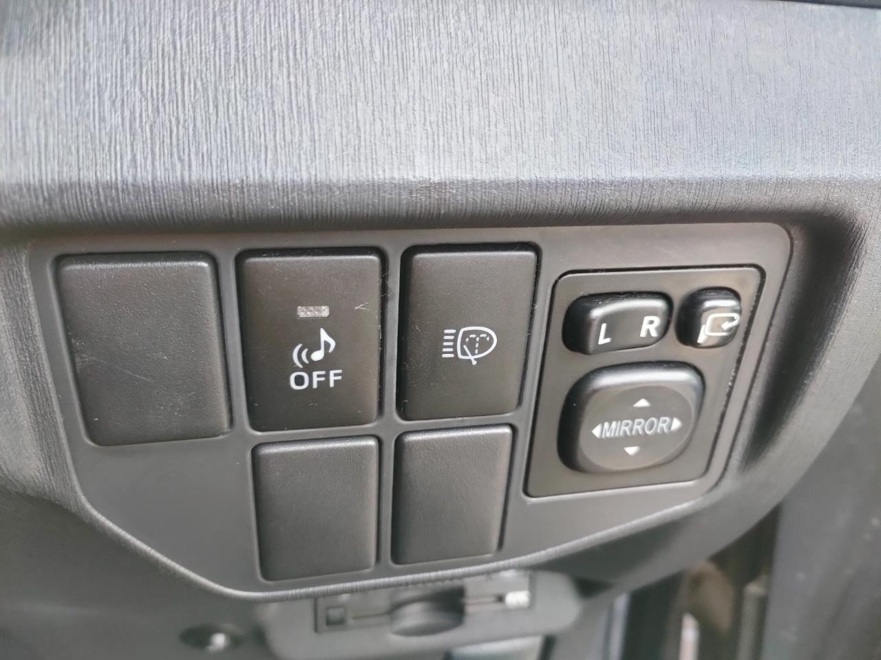 2015 Toyota Prius image 11