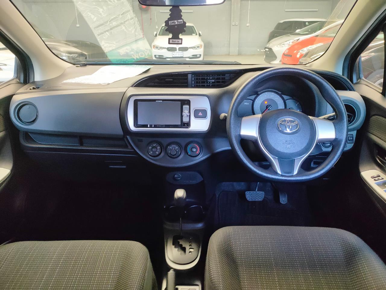 2015 Toyota Vitz image 8
