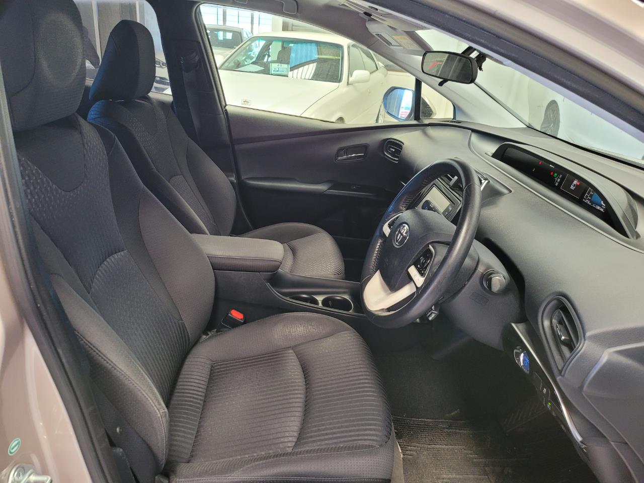 2016 Toyota Prius image 7