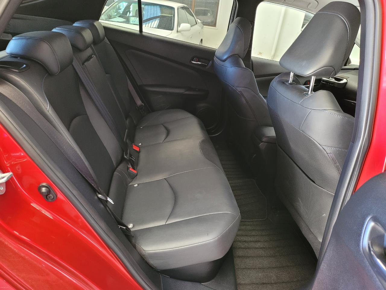 2016 Toyota Prius image 8
