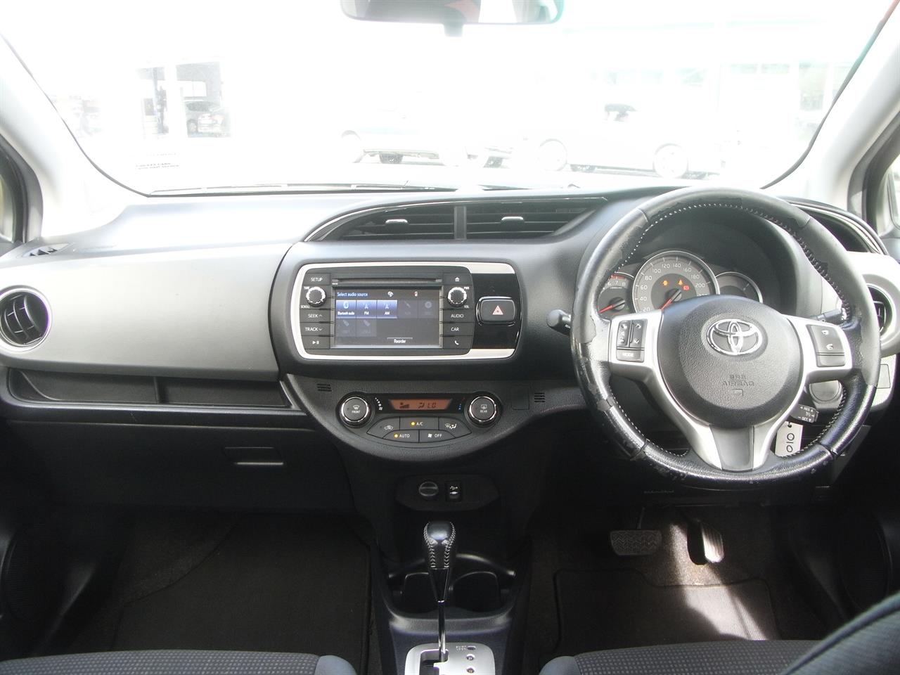 2015 Toyota Yaris SX image 9