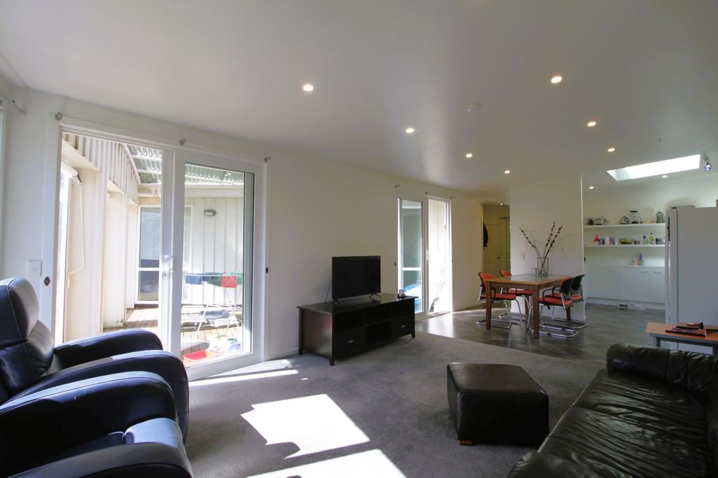 Double Glazed 4 Bed, 2 Wc ~ Private Family Home image 3