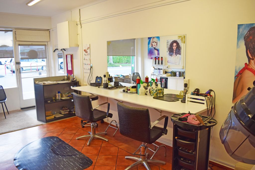 Hair Factory Salon for Sale image 3