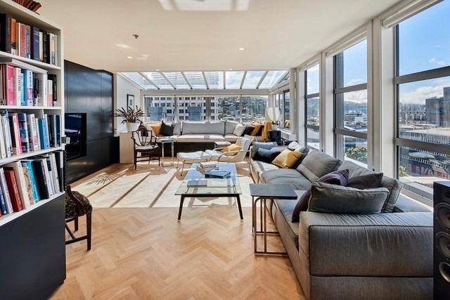 Captivating Two-Level Apartment with Panoramic Harbour Views image 1
