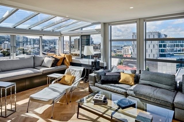 Captivating Two-Level Apartment with Panoramic Harbour Views image 4