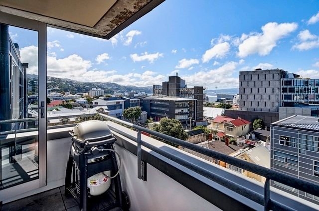 Captivating Two-Level Apartment with Panoramic Harbour Views image 7