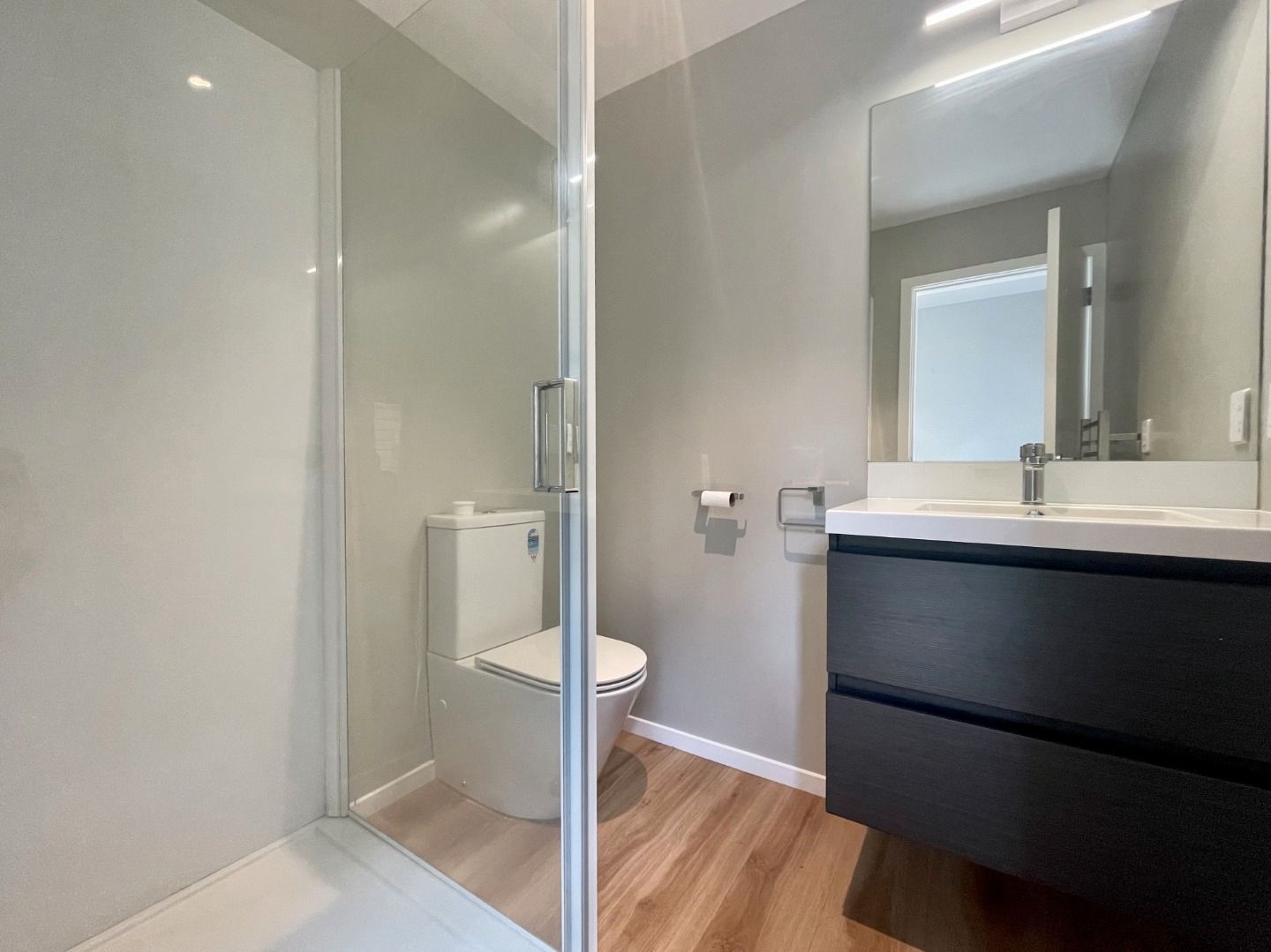 Modern 1 bedroom unit in the heart of Lower Hutt image 5